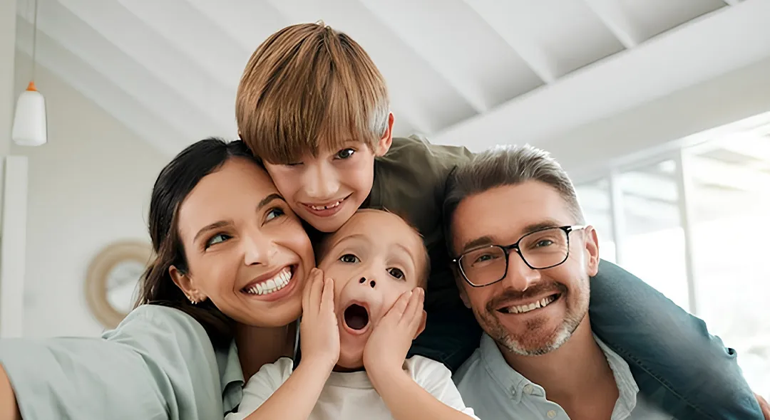 Una familia sonriente en casa