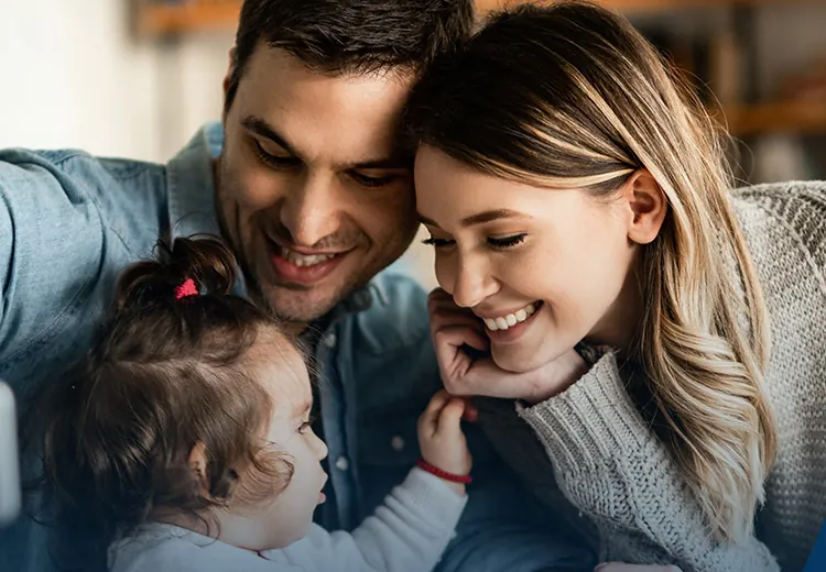 Una familia joven sonriendo juntos en casa